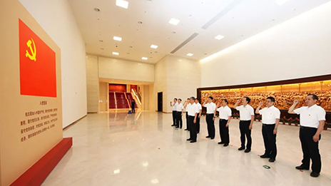 北汽集團(tuán)領(lǐng)導(dǎo)班子參觀“‘不忘初心、牢記使命’ 中國共產(chǎn)黨歷史展覽”并重溫入黨誓詞